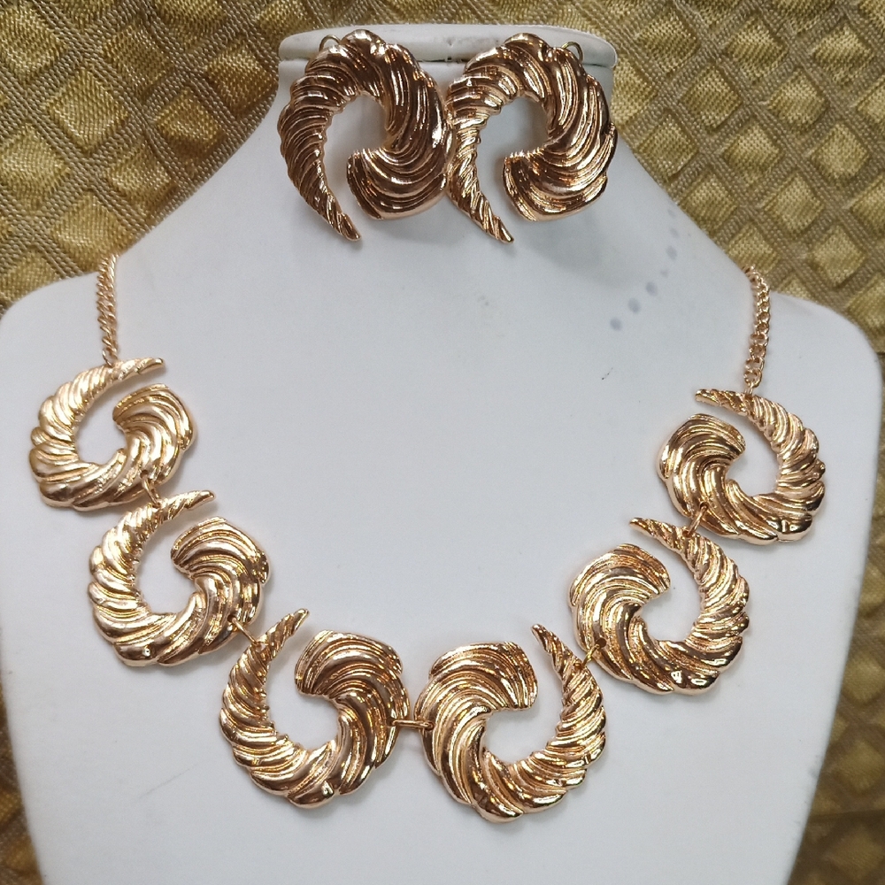 Elegant Gold Swirl Necklace and Earring Set